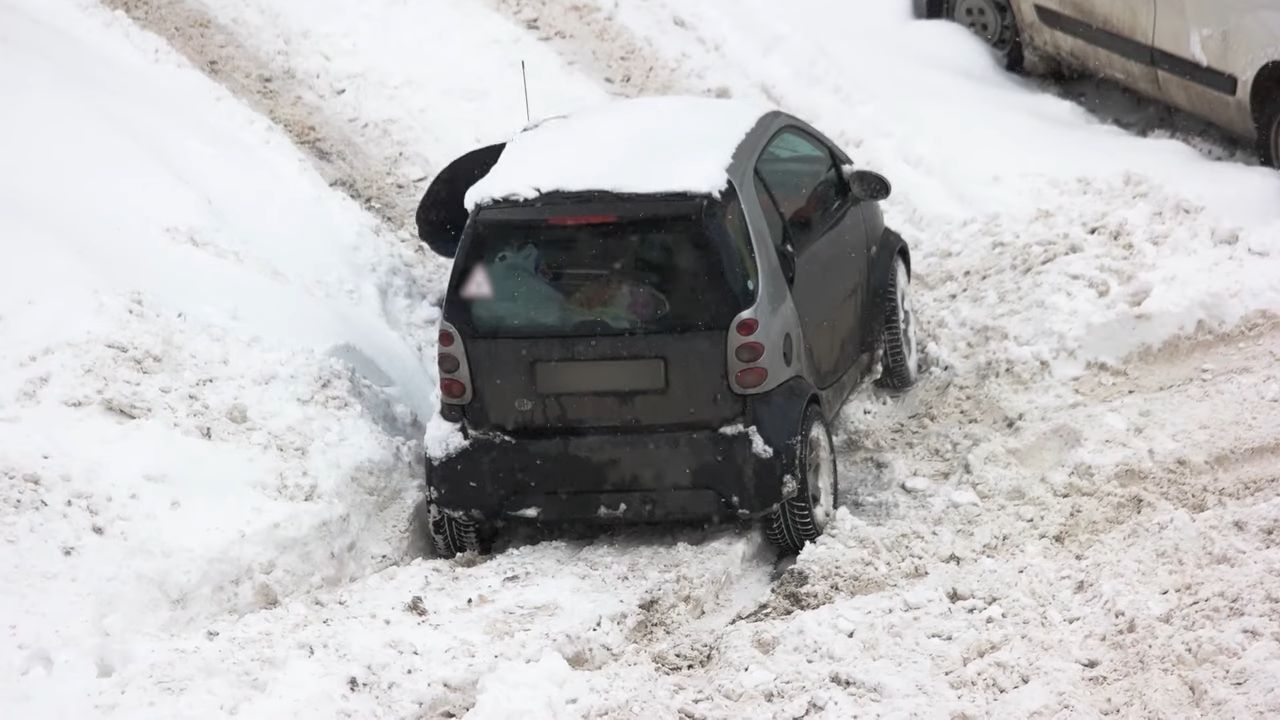 Šta biste mogli da uradite ako vam se automobil zaglavi u snegu